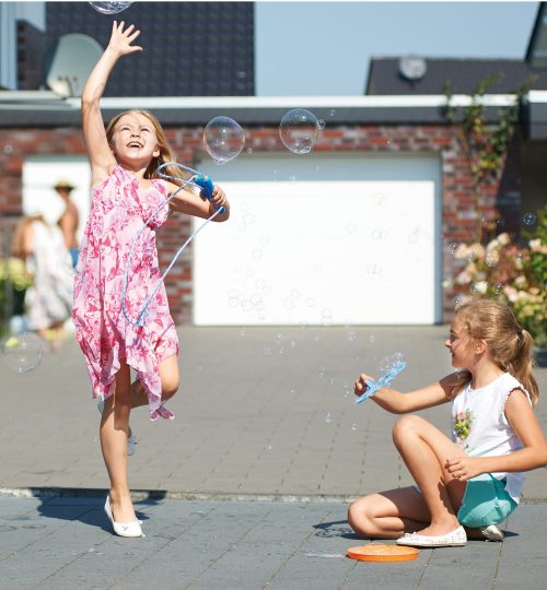 spielende kinder vor garagentor